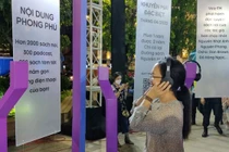 Một độc giả trải nghiệm sách nói (ảnh: SGGP)