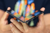 Tin công nghệ 20/5: Điện thoại gập mỏng nhất thế giới sắp ra mắt; dùng sóng âm tạo ra áo thông minh