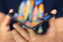 Tin công nghệ 20/5: Điện thoại gập mỏng nhất thế giới sắp ra mắt; dùng sóng âm tạo ra áo thông minh