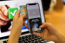 Nhiều người gặp khó khi xác thực sinh trắc học, chuyên gia và ngân hàng nói gì?