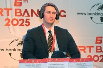 Ông Richard Holland