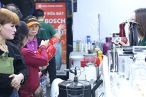 Người Hà Nội nô nức tham dự "Ngày hội khuyến mại điện tử, công nghệ" tại Hồ Gươm