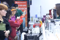 Người Hà Nội nô nức tham dự "Ngày hội khuyến mại điện tử, công nghệ" tại Hồ Gươm