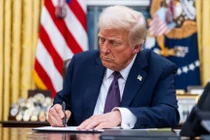 Tổng thống Donald Trump ký sắc lệnh trì hoãn thi hành lệnh cấm TikTok tại Mỹ. Ảnh: SCMP.