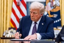 Tổng thống Donald Trump ký sắc lệnh trì hoãn thi hành lệnh cấm TikTok tại Mỹ. Ảnh: SCMP.