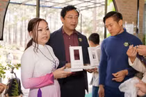 TS Phạm Hồng Quất – Cục trưởng Cục Phát triển Thị trường và Doanh nghiệp KH&CN- Bộ Khoa học và Công nghệ (thứ hai từ trái sang) đang nghe giới thiệu về mô hình kinh doanh ĐMST và sản phẩm của Evorich