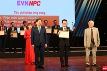 Các đơn vị nhận cúp và bằng chứng nhận từ đại diện Ban Tổ chức giải thưởng Chuyển đổi số Việt Nam 2020