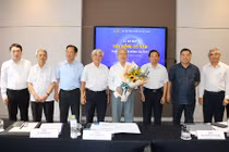 Thứ trưởng Bộ Thông tin và Truyền thông Nguyễn Huy Dũng tặng hoa cho Hội đồng cố vấn VDCA