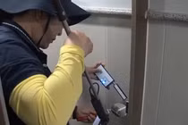 Đội tình nguyện của Hàn Quốc kiểm tra camera quay lén tại nhà vệ sinh công cộng