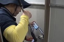 Đội tình nguyện của Hàn Quốc kiểm tra camera quay lén tại nhà vệ sinh công cộng