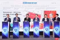 Bộ trưởng Bộ Công an Lương Tam Quang cùng lãnh đạo Hiệp hội An ninh mạng quốc gia, lãnh đạo Cục Báo chí nhấn nút khai trương Tạp chí An ninh mạng Việt Nam