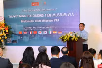 Du khách trải nghiệm ứng dụng iMuseum VFA tại Bảo tàng Mỹ thuật Việt Nam
