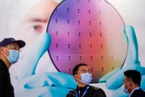 Khách tham quan một gian trưng bày tại hội chợ thương mại công nghệ SEMICON ở Thượng Hải. Trung Quốc cũng đã đầu tư rất nhiều vào ngành công nghiệp bán dẫn của mình, thông qua một quỹ do nhà nước hậu thuẫn (ảnh: Reuters)