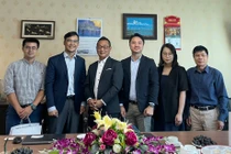 Đại diện VDCA và Tập đoàn Crestron chụp ảnh lưu niệm 