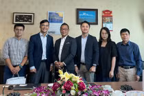 Đại diện VDCA và Tập đoàn Crestron chụp ảnh lưu niệm 