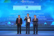 Ông Lê Trung Chinh đại diện TP Đà Nẵng nhận giải thưởng Chuyển đối số Việt Nam 2023