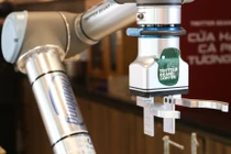 Robot tự pha cà phê, mang đồ uống, viết thư pháp, chụp ảnh cho khách ở Hà Nội