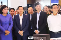 Phó Thủ tướng Lê Minh Khái, Bộ trưởng Bộ Thông tin và Truyền thông Nguyễn Mạnh Hùng, Trung tướng Nguyễn Duy Ngọc - Thứ trưởng Bộ Công an và Thống đốc Ngân hàng Nhà nước Nguyễn Thị Hồng thăm gian triển lãm của các ngân hàng tại sự kiện "Ngày chuyển đổi số ngành Ngân hàng 2023" (ảnh: Đăng Khoa)