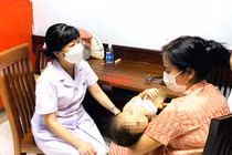 TS.BS Nguyễn Phạm Anh Hoa - Trưởng khoa Gan mật, Bệnh viện Nhi Trung ương - tư vấn cho gia đình bệnh nhi