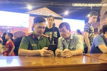 Công an tỉnh Lạng Sơn hỗ trợ người dân kích hoạt tài khoản định danh điện tử (ảnh: báo CAND)