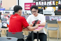 Khách hàng tìm hiểu dòng sản phẩm iPad 2024 tại một đại lý ủy quyền của Apple tại Việt Nam