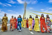 Người Việt chi hơn 40 tỉ đồng để sắm áo dài Tết trên các sàn thương mại điện tử