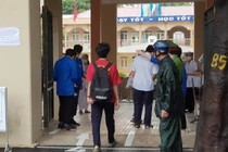 Các thí sinh tiếp tục thi môn Toán và Lịch sử của kỳ thi tuyển sinh vào lớp 10 công lập năm học 2021-2022 TP Hà Nội.