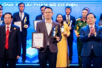 Ông Nguyễn Trung Hiếu đại diện cho Viettel Networks nhận Giải thưởng Chuyển đổi số Việt Nam 2023