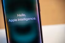 Trợ lý ảo Siri chưa đủ thông minh cũng như bị chậm trễ trong việc cập nhật các tính năng quan trọng. Ảnh: Bloomberg