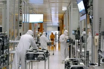 Công nhân tại nhà máy sản xuất chip của công ty SkyWater Technology ở Bloomington, Minnesota, Mỹ (ảnh: Reuters)