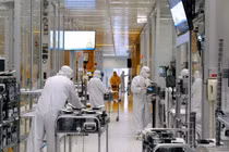 Công nhân tại nhà máy sản xuất chip của công ty SkyWater Technology ở Bloomington, Minnesota, Mỹ (ảnh: Reuters)