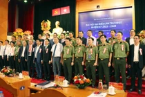 Bộ trưởng Bộ Công an Tô Lâm và Bộ trưởng Bộ Thông tin và Truyền thông Nguyễn Mạnh Hùng chụp ảnh lưu niệm với đại diện các đơn vị tham gia Hiệp hội An ninh mạng quốc gia