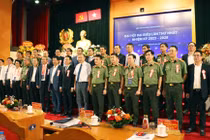 Bộ trưởng Bộ Công an Tô Lâm và Bộ trưởng Bộ Thông tin và Truyền thông Nguyễn Mạnh Hùng chụp ảnh lưu niệm với đại diện các đơn vị tham gia Hiệp hội An ninh mạng quốc gia