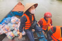 Ca sĩ Thuỷ Tiên đi thuyền trao tiền và hàng cứu trợ cho đồng bào lũ lụt tại các tỉnh miền Trung