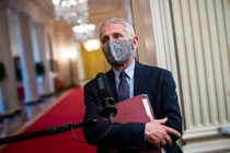 Trưởng Cố vấn Y tế của Nhà trắng – tiến sĩ Anthony Fauci, ủng hộ việc đeo nhiều khẩu trang cùng lúc (ảnh: CNP)