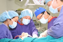 Các bác sĩ tiến hành phẫu thuật