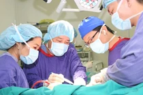 Các bác sĩ tiến hành phẫu thuật