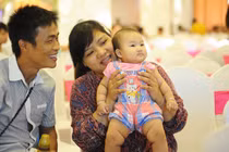 Cặp vợ chồng hạnh phúc khi có được đứa con mơ ước