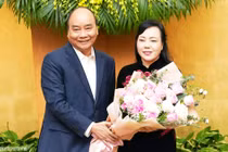 Thủ tướng Nguyễn Xuân Phú chúc mừng nguyên Bộ trưởng Bộ Y tế Nguyễn Thị Kim Tiến. Ảnh: Quang Hiếu