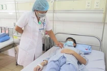 Bác sĩ thăm khám cho bệnh nhân 