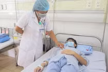 Bác sĩ thăm khám cho bệnh nhân 