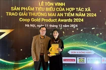 Lãnh đạo Liên minh HTX tỉnh Lạng Sơn (trái) chúc mừng HTX Chế biến nông sản Lụa Vy nhận giải thưởng Mai An Tiêm.