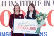 Đại diện Đại sứ quán Pháp trao giải cho tác giả Nguyễn Mai Dung về tác phẩm tiềm năng xuất sắc nhất.