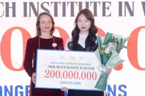 Đại diện Đại sứ quán Pháp trao giải cho tác giả Nguyễn Mai Dung về tác phẩm tiềm năng xuất sắc nhất.