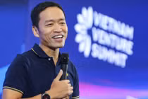 Ông Lê Hồng Minh sinh ngày 27/09/1977 tại Hà Nội, từng được nhận bằng khen của Thủ tướng Chính phủ cho những đóng góp tích cực vào sự phát triển của lĩnh vực công nghệ vào năm 2014. 