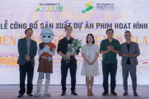 NSND Phạm Ngọc Tuấn (trái) trao hoa cho đại diện ekip “Chiến binh gốm - Blank Blank” được thực hiện hoàn toàn bằng công nghệ Stopmotion.