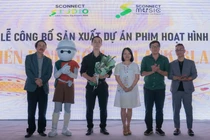 NSND Phạm Ngọc Tuấn (trái) trao hoa cho đại diện ekip “Chiến binh gốm - Blank Blank” được thực hiện hoàn toàn bằng công nghệ Stopmotion.