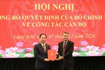 Ông Lê Minh Hưng, Trưởng Ban Tổ chức Trung ương trao quyết định của Bộ Chính trị cho ông Hoàng Văn Nghiệm, Bí thư Tỉnh ủy Lạng Sơn.