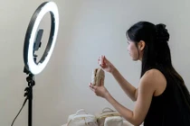 Thương hiệu thời trang A'pearl là một trong những doanh nghiệp đang thử nghiệm thương mại điện tử trực tiếp thông qua TikTok Shop. Ảnh: Nikkei Asia.