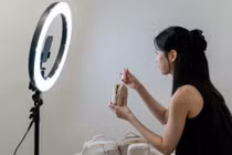 Thương hiệu thời trang A'pearl là một trong những doanh nghiệp đang thử nghiệm thương mại điện tử trực tiếp thông qua TikTok Shop. Ảnh: Nikkei Asia.